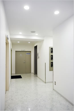 �������L��